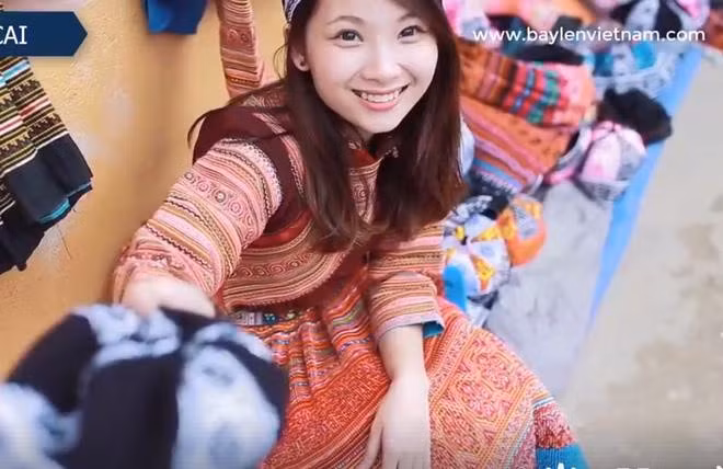 Cuối năm 2017, clip "thách cưới 50 triệu đồng" của một thiếu nữ diện trang phục dân tộc xinh xắn, ngồi bán thịt xiên nướng ở phiên chợ vùng cao trở thành tâm điểm chú ý trên mạng. Theo đó, cô gái ngồi bán hàng cùng người phụ nữ trung niên. Khi được khách hỏi "Cô có muốn gả con gái cho cháu không?", người phụ nữ liền đáp "Có đủ 50 triệu thì được mang con gái về nhà". Màn đối đáp không có gì đặc biệt, nhưng nhan sắc của cô gái cũng đủ thu hút nhiều sự chú ý.