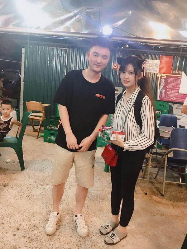 Nữ chính trong bức ảnh trên là Trần Thu Trang, 17 tuổi, đang học tại một trường cấp ba ở thành phố Lào Cai. 10X bất ngờ khi bỗng nhiên nổi tiếng trên mạng xã hội. Trước một số nghi ngờ từ dân mạng, thiếu nữ giải thích cô đi bán hàng để có tiền nuôi những chú chó bị bỏ rơi và cứu được từ các lò mổ.