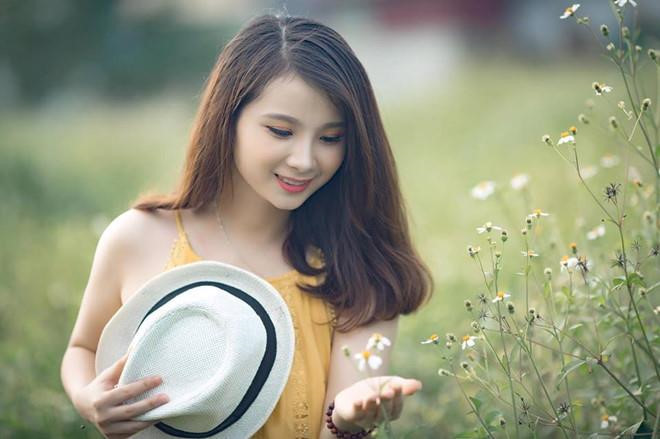 Danh tính "hot girl dân tộc" được dân mạng nhanh chóng tìm ra là Phạm Linh Trang (24 tuổi, quê Tuyên Quang). 9X cho biết đoạn video được ghi lại trong chuyến du lịch Sa Pa (Lào Cai) của cô. Cô gái sinh 1995 khẳng định tất cả chỉ mang tính giải trí. Vì vậy, cô rất bất ngờ khi mọi người quan tâm trên mạng.