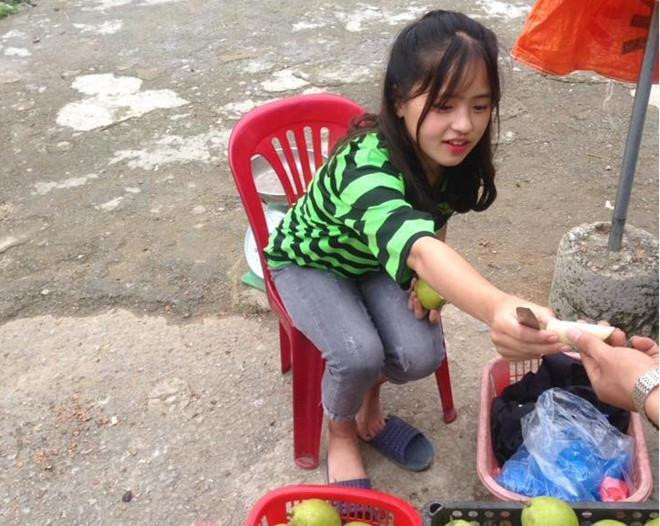 Cuối năm 2018, clip ghi lại khoảnh khắc Vàng Thị Sinh, học sinh trường THPT Mèo Vạc (Hà Giang), ngồi bán lê ven đường nhận được nhiều sự quan tâm từ dân mạng. Thiếu nữ 16 tuổi nhận được "cơn mưa" lời khen dễ thương, đáng yêu.