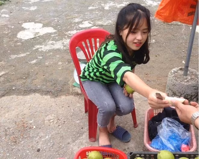 Cuối năm 2018, clip ghi lại khoảnh khắc Vàng Thị Sinh, học sinh trường THPT Mèo Vạc (Hà Giang), ngồi bán lê ven đường nhận được nhiều sự quan tâm từ dân mạng. Thiếu nữ 16 tuổi nhận được "cơn mưa" lời khen dễ thương, đáng yêu.