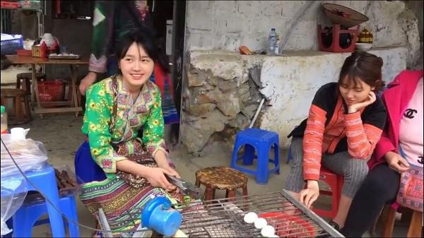 Nổi tiếng sau bức ảnh chụp lén khi đang phụ giúp mẹ bán hàng, Vàng Thị Dung (16 tuổi) được biết đến với biệt danh "hot girl bán cơm lam". Trong trang phục của dân tộc H'Mông, cô gái vùng cao thu hút ánh nhìn của người đối diện bởi vẻ đẹp mộc mạc và nụ cười duyên dáng.