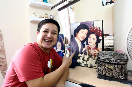 Nam nghệ sĩ hào hứng khoe bức ảnh cưới của hai vợ chồng.