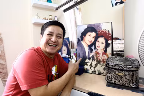 Nam nghệ sĩ hào hứng khoe bức ảnh cưới của hai vợ chồng.