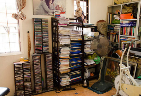 Một góc nhà nam nghệ sĩ lưu lại nhiều CD làm kỷ niệm.