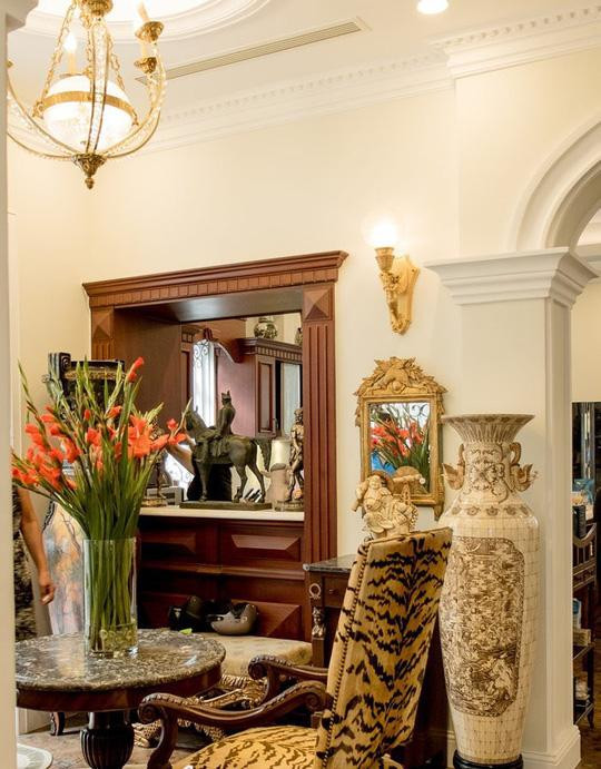 Mỗi bức tượng đều có chú thích nguồn gốc, xuất xứ và không khó nhận thấy đều nhập từ nước ngoài.