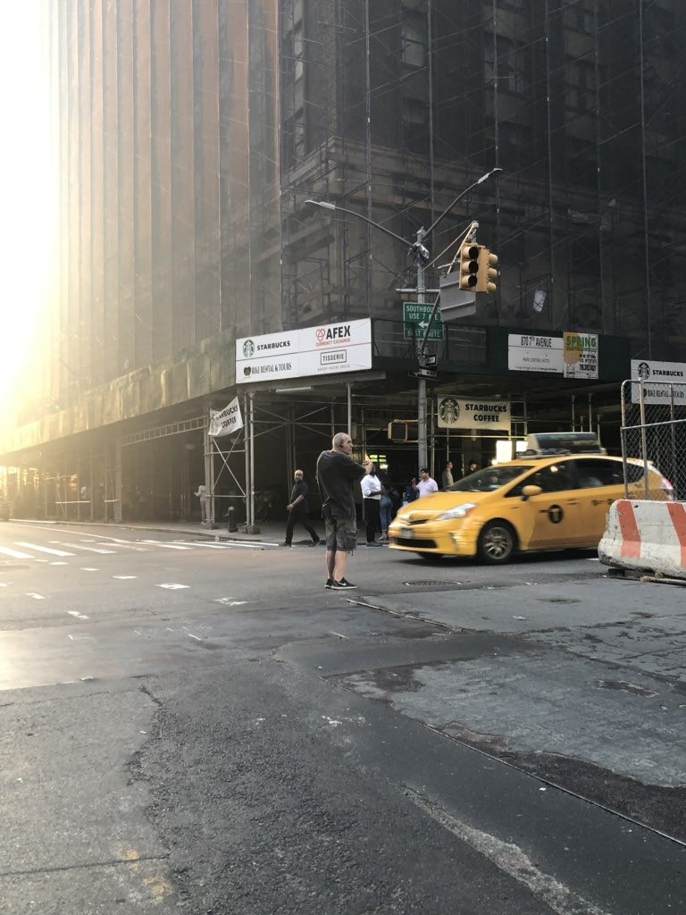 Nguyên nhân của việc cắt điện vẫn chưa được xác định, song một số báo cáo cho biết một vụ cháy và nổ máy biến áp có thể gây ra mất điện. Một số nhân chứng nghe thấy tiếng nổ lớn trước khi khu vực này chìm vào bóng tối. Ảnh: Twitter