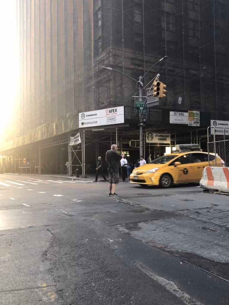 Nguyên nhân của việc cắt điện vẫn chưa được xác định, song một số báo cáo cho biết một vụ cháy và nổ máy biến áp có thể gây ra mất điện. Một số nhân chứng nghe thấy tiếng nổ lớn trước khi khu vực này chìm vào bóng tối. Ảnh: Twitter