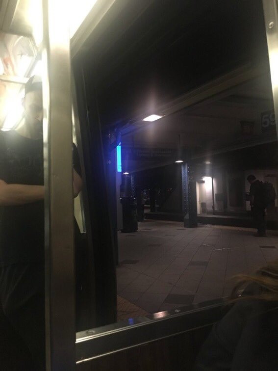 Khi thành phố đột nhiên mất điện, nhiều người bị mắc kẹt trong các thang máy ở các toà nhà chọc trời. Nhân viên cứu hoả phải vật lộn giải cứu tất cả những người mắc kẹt hơn 1 giờ sau khi mất điện. Ảnh: Twitter