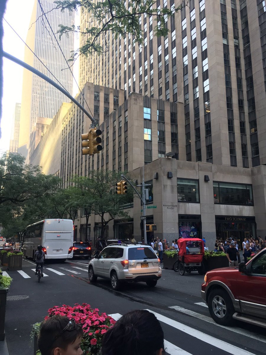 Đèn giao thông tê liệt vì mất điện. Ảnh: Twitter