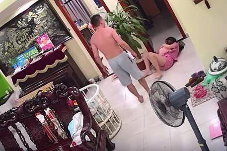 Nhung nguoi vo bi chong danh: 'Anh ta khoc xin loi, the roi toi o lai'-Hinh-2