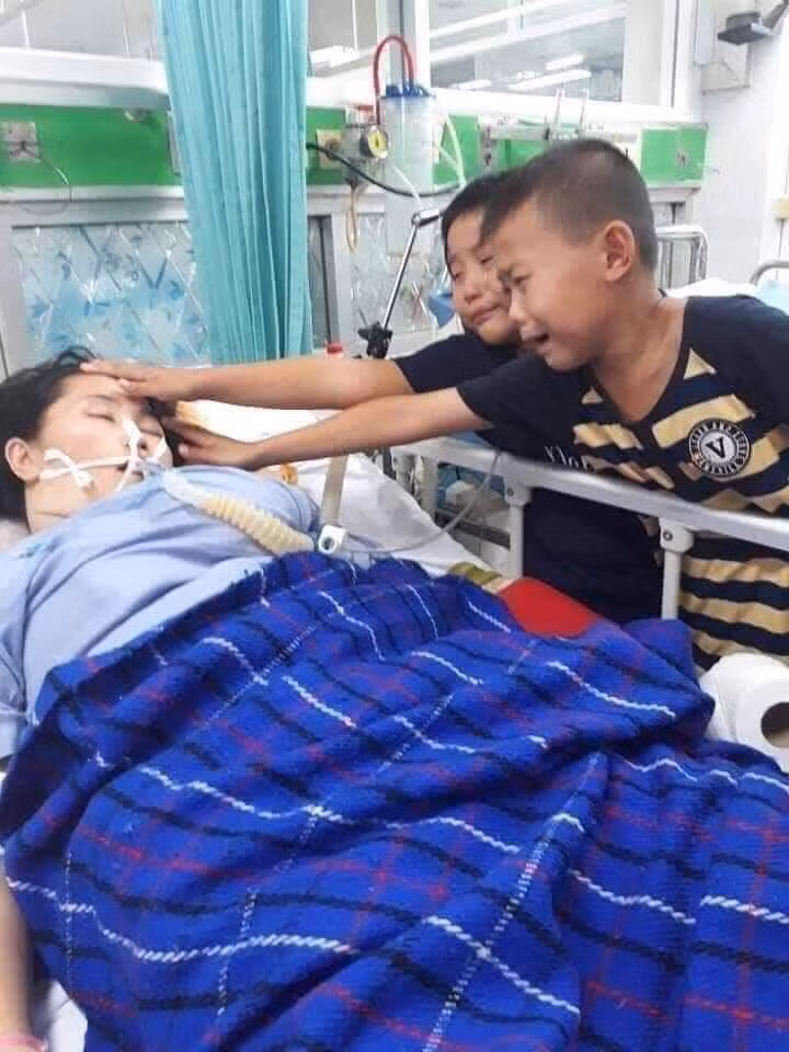 Khoảnh khắc hai đứa trẻ đau đớn, tận tay sờ mặt mẹ lần cuối Khoanh khac hai dua tre dau don, tan tay so mat me lan cuoi