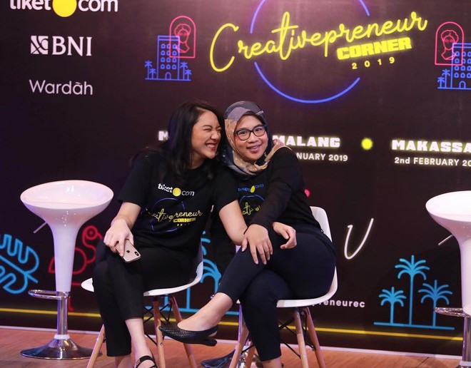 Ở tuổi 20, Putri Tanjung tự tin tham gia vào các hoạt động kinh doanh liên quan đến những người trẻ Indonesia. Cô cùng bạn bè của mình thực hiện dự án Muda Bergerak với mục đích khích lệ tinh thần thế hệ trẻ để đóng góp cho môi trường sống xung quanh.