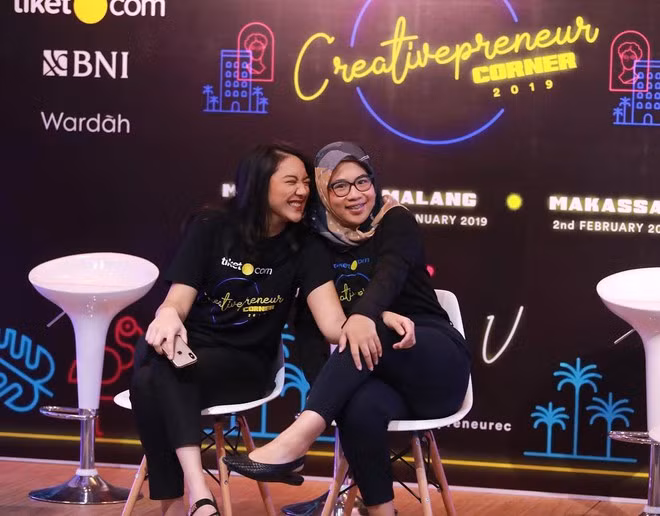 Ở tuổi 20, Putri Tanjung tự tin tham gia vào các hoạt động kinh doanh liên quan đến những người trẻ Indonesia. Cô cùng bạn bè của mình thực hiện dự án Muda Bergerak với mục đích khích lệ tinh thần thế hệ trẻ để đóng góp cho môi trường sống xung quanh.