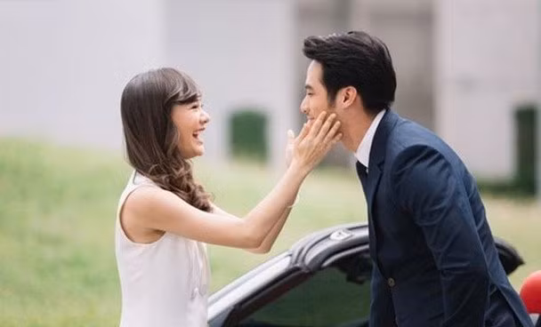 Mẹ chồng định bắt quả tang con dâu ngoại tình thì ngã ngửa Me chong dinh bat qua tang con dau ngoai tinh thi nga ngua