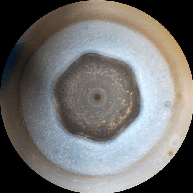 Sao Thổ có một xoáy hình lục giác khổng lồ ở cực Bắc của hành tinh này. Đám mây lục giác trên được phát hiện năm 1988 và các nhà khoa học đã tính toán được rằng nó rộng 32.000 km và sâu gần 100 mét. Tuy nhiên, nó được tạo thành ra sao và sự xuất hiện của nó có ý nghĩa gì cho tới nay vẫn là một bí ẩn với các nhà khoa học.