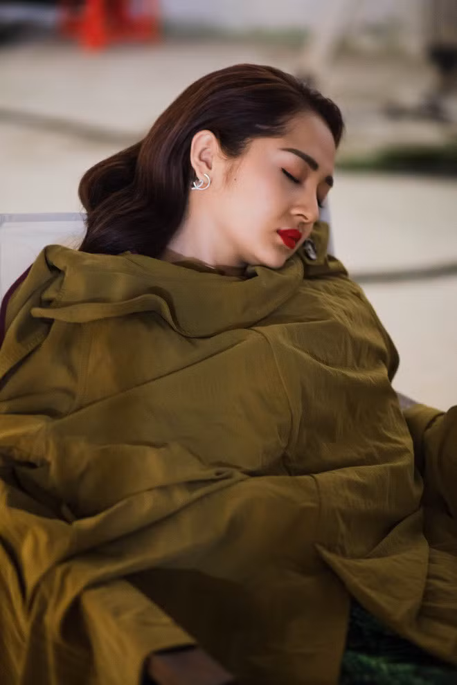 Bảo Anh: Tháng 4/2018, quản lý của Bảo Anh chia sẻ hình ảnh nữ ca sĩ ngất xỉu và nhập viện vì bị thủy đậu. Trước đó, cô có các triệu chứng đau dạ dày, sốt cao và đau họng. Tới tháng 10 cùng năm, giọng ca Ai cần ai tiếp tục xỉu khi tham gia một buổi chụp hình. Theo tiết lộ của ê-kíp, lịch chụp của Bảo Anh kéo dài khoảng 18 tiếng khiến cô kiệt sức.