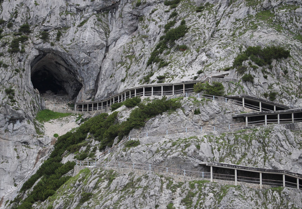 Hang băng Eisriesenwelt mở cửa từ ngày 1/5 đến 26/10 hàng năm, từ 9-16h30 mỗi ngày. Nhiệt độ bên trong hang thường lạnh dưới mức đóng băng, khách du lịch nên chú ý mặc quần áo ấm. Bên cạnh đó, du khách cũng không được phép chụp ảnh khi ở trong hang. Ảnh: Folkestonejack.