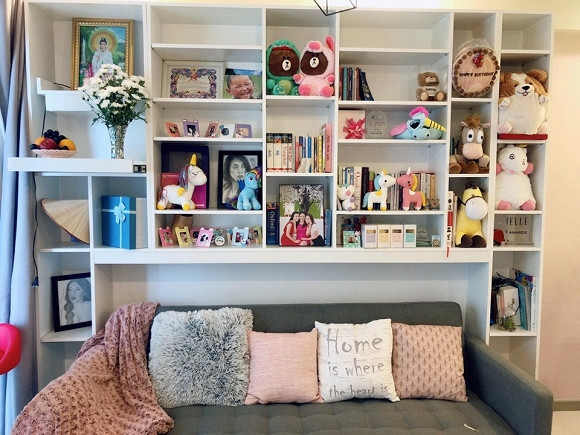 Điểm nhấn trong nhà Hoàng Oanh là kệ sách cỡ lớn, nơi được cô trưng bày những bức ảnh gia đình, mà gấu bông fan gửi tặng. Không gian bếp của nữ diễn viên "Tháng năm rực rỡ" cũng rất nhỏ xinh, được để thêm nhiều chú heo đất.