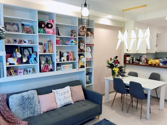 Ngăn cách giữa phòng khách và bếp là chiếc bàn ăn tone màu trắng.