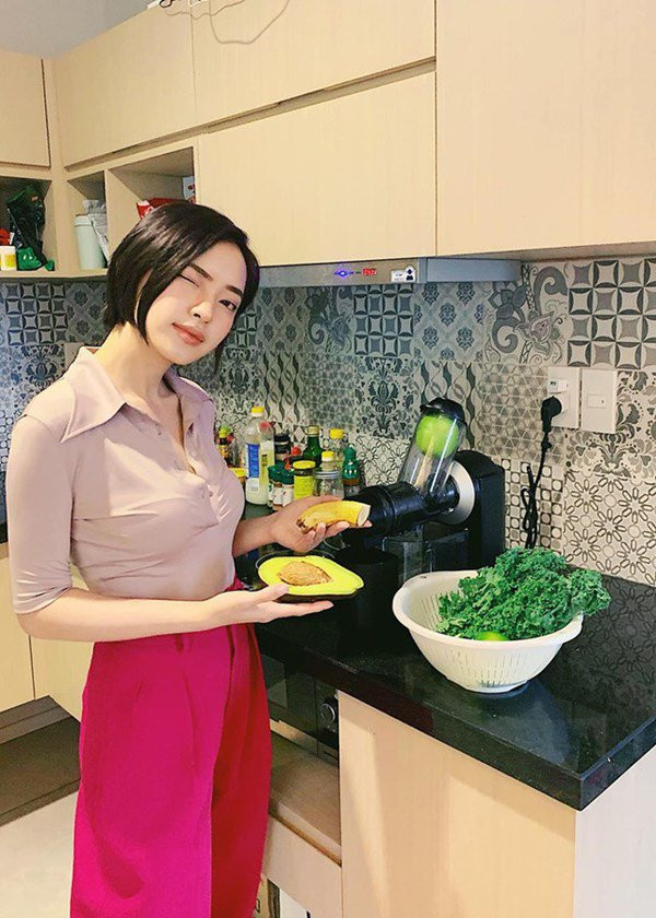 Căn bếp được trang trí gạch họa tiết lạ mắt.