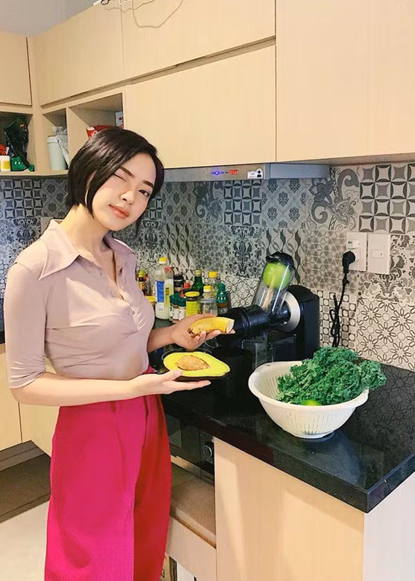 Căn bếp được trang trí gạch họa tiết lạ mắt.