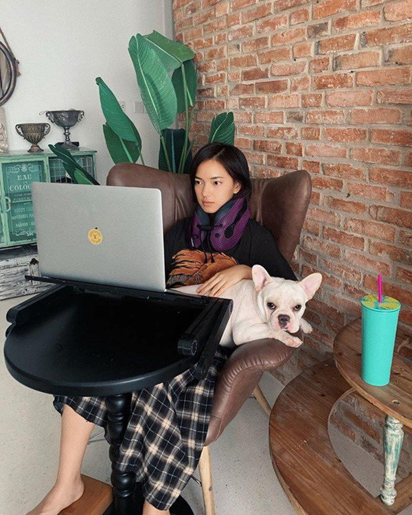 Góc làm việc đầy ấn tượng của hot girl Hà thành.