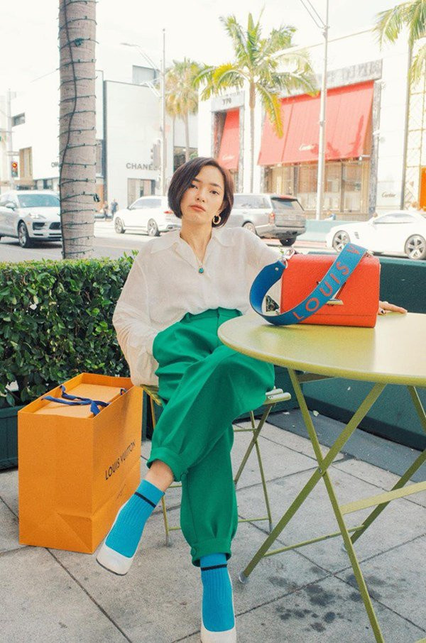 Nhắc đến Châu Bùi, người ta sẽ nghĩ ngay đến hình ảnh cô hotgirl đầy cá tính với phong cách ăn mặc độc đáo cùng mái tóc đổi màu "còn nhanh hơn cách người yêu cũ trở mặt". Ở tuổi 22, Châu Bùi được xem là một trong những biểu tượng thời trang có ảnh hưởng mạnh mẽ nhất đối với giới trẻ, được những thương hiệu thời trang đình đám trên khắp thế giới “chọn mặt gửi vàng” để làm đại sứ thương hiệu. Để đạt được điều đó, cô gái nhỏ Châu Bùi đã phải trải qua một hành trình không chỉ trải đầy hoa hồng.