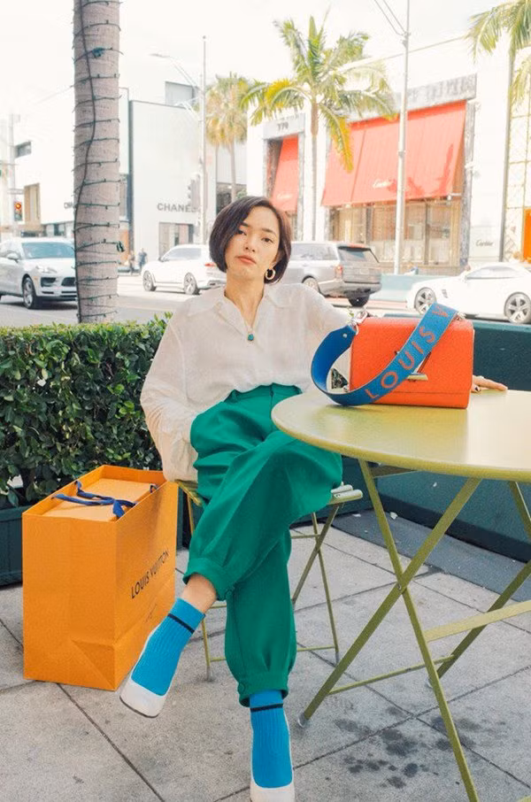 Nhắc đến Châu Bùi, người ta sẽ nghĩ ngay đến hình ảnh cô hotgirl đầy cá tính với phong cách ăn mặc độc đáo cùng mái tóc đổi màu "còn nhanh hơn cách người yêu cũ trở mặt". Ở tuổi 22, Châu Bùi được xem là một trong những biểu tượng thời trang có ảnh hưởng mạnh mẽ nhất đối với giới trẻ, được những thương hiệu thời trang đình đám trên khắp thế giới “chọn mặt gửi vàng” để làm đại sứ thương hiệu. Để đạt được điều đó, cô gái nhỏ Châu Bùi đã phải trải qua một hành trình không chỉ trải đầy hoa hồng.