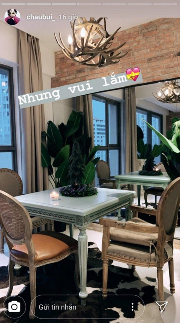 Có thể thấy, tổ ấm mới của nàng hot girl được trang trí khá ấm cúng theo phong cách cổ điển.