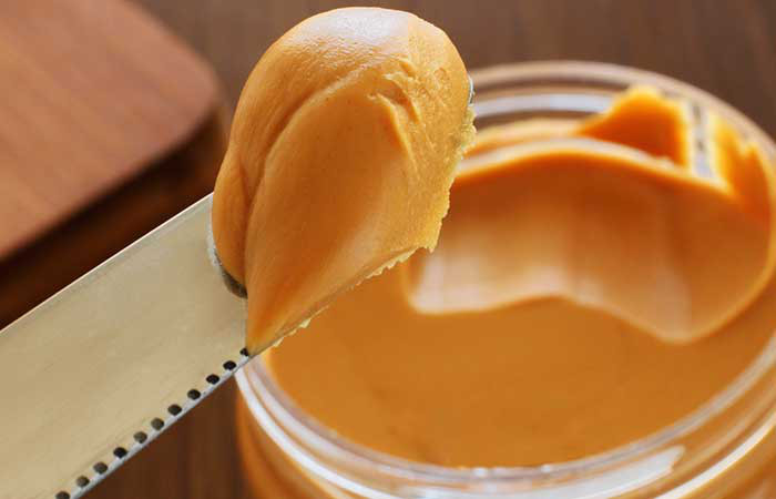 Bơ, trứng cá hồi,bơ đậu phộng, súp lơ, quả mâm xôi, chuối, quả óc chó được biết đến là những thực phẩm rất giàu Biotin.