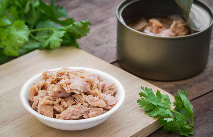 Niacin, ức gà, cá ngừ, bơ, nấm chịu trách nhiệm thêm độ bóng cho tóc của bạn. Sự thiếu hụt vitamin này có thể dẫn đến các triệu chứng nguy hiểm cùng với tóc dễ gãy và không có sức sống.