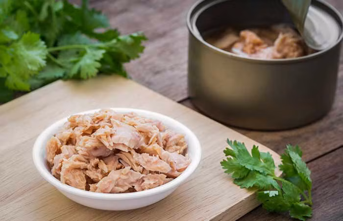 Niacin, ức gà, cá ngừ, bơ, nấm chịu trách nhiệm thêm độ bóng cho tóc của bạn. Sự thiếu hụt vitamin này có thể dẫn đến các triệu chứng nguy hiểm cùng với tóc dễ gãy và không có sức sống.