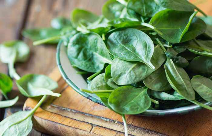 Sắt làm tăng độ bền kéo của thân tóc và thúc đẩy sự phát triển của tóc. Không có sắt, tóc của bạn có thể trở nên mỏng, xỉn và khô.