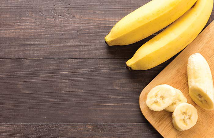 Sử dụng một muỗng cà phê dầu hạnh nhân, hai giọt dầu vitamin E và hai muỗng cà phê chuối nghiền nhuyễn để đắp hàng tuần.