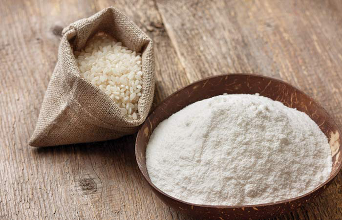 Trộn bột gạo, bột yến mạch và mật ong để loại bỏ vết bong tróc và làm da săn chắc hơn.