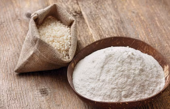 Trộn bột gạo, bột yến mạch và mật ong để loại bỏ vết bong tróc và làm da săn chắc hơn.