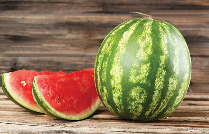 Dưa hấu chứa rất nhiều nước nên nếu da bạn khô thì đừng bỏ qua loại trái cây này.