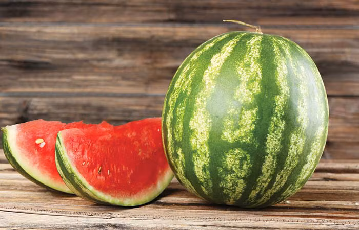 Dưa hấu chứa rất nhiều nước nên nếu da bạn khô thì đừng bỏ qua loại trái cây này.