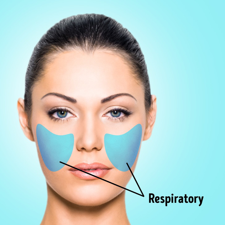 Mụn trên má: Đây có thể là do lượng đường mà cơ thể bạn hấp thụ gây ra, do đó hãy hạn chế lượng đường. Hoặc nổi mụn trên má có thể là dấu hiệu của một số vấn đề về hô hấp. Và một lý do phổ biến hơn là điện thoại di động. Màn hình điện thoại chứa nhiều loại vi khuẩn và việc áp điện thoại lên má khi nói chuyện sẽ khiến da bị nhiễm khuẩn. Do đó, hay thường xuyên vệ sinh màn hình điện thoại di động của mình.