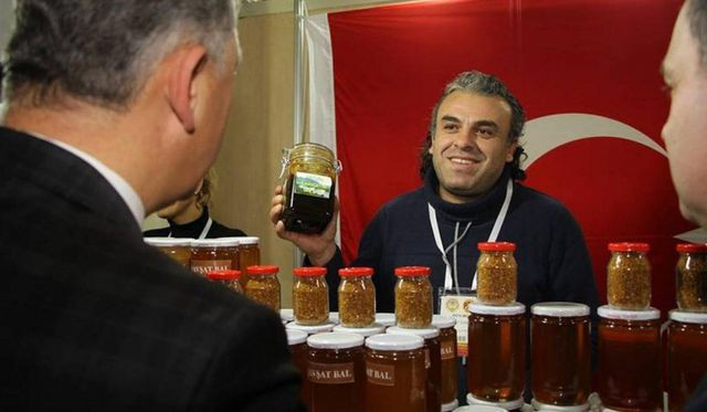 9. Mật ong Peri Bali, Saricayir Dagi, Thổ Nhĩ Kỳ Mật ong Peri Bali có nguồn gốc ở vùng núi Saricayir Dagi ở đông bắc Thổ Nhĩ Kỳ là loại mật ong cực kỳ quý hiếm. Nó được thu hoạch và chiết xuất từ bên trong hang động. Mỗi kilogam mật ong được bán với giá 7.000 đôla