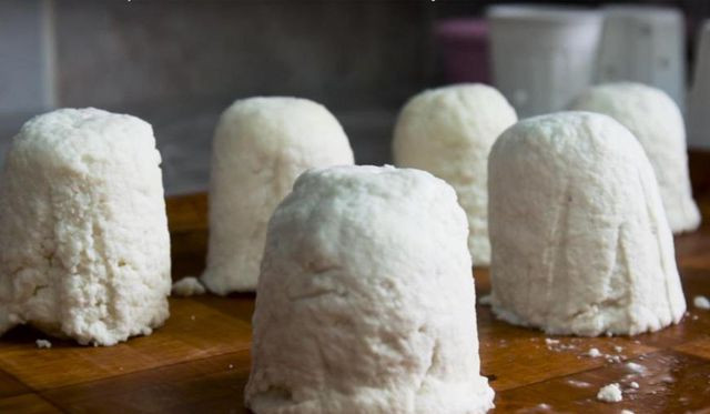 4. Phô mai Pule, Macva, Serbia Được gọi là Pule, loại phô mai cao cấp này sản xuất tại Zasavica - một trong những khu bảo tồn thiên nhiên nổi tiếng nhất của Serbia. Nó được làm từ 100% sữa nguyên chất từ những con lừa Balkan - một loài lừa đang có nguy cơ tuyệt chủng – khiến giá bán của loại hàng hóa hiếm này có thể tăng vọt lên tới 1.000 đôla mỗi kg.