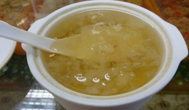 10. Tổ yến đỏ, Trung Quốc Tổ yến đỏ được coi là trứng cá muối của phương Đông, là một sản phẩm thuần chay được tạo ra từ nước dãi của chim yến. Người dân phải leo cao 150 mét để thu thập tổ yến, khiến nó trở thành một trong những thực phẩm đắt tiền nhất từ trước đến nay. Tổ yến đỏ được cho là có quý giá nhất trong văn hóa Trung Quốc. Nó được bán với giá 10.000 đôla/kg.