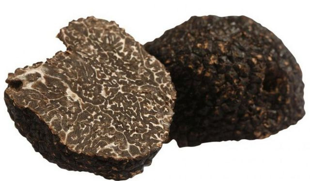 6. Nấm cục đen Perigord, Dordogne, Pháp Nấm Truffle - một món ăn yêu thích của đầu bếp, được sử dụng một cách tiết kiệm vì hương vị cay nồng của nó là một trong những nguyên liệu chay kỳ lạ nhất trên hành tinh. Loại nấm cục đen này có thời gian sử dụng tương đối ngắn nhưng giá bán ra của nó cao ngất ngưởng. Để sở hữu một kilogam nấm, bạn sẽ phải trả số tiền 2.500 đôla.