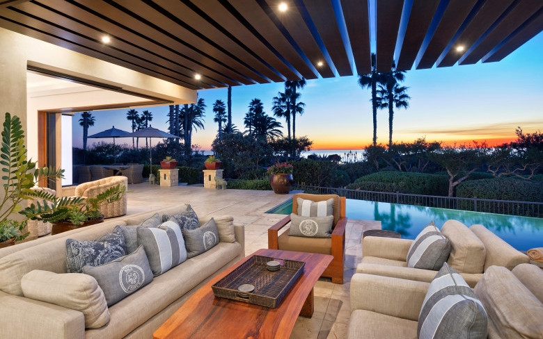 Biệt thự nằm trên một ngọn đồi hướng ra biển.