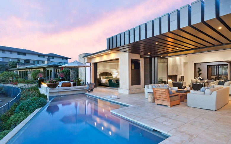 Ngôi nhà gồm 6 phòng ngủ và 8 phòng tắm.