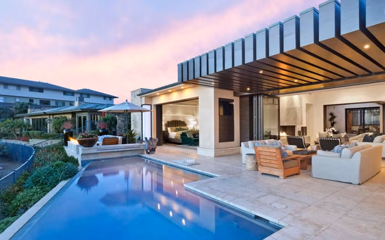 Ngôi nhà gồm 6 phòng ngủ và 8 phòng tắm.