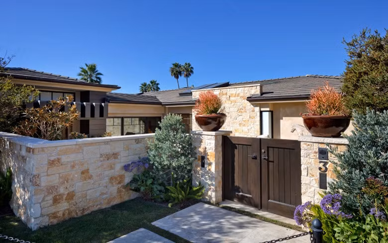 Căn biệt thự trông bên ngoài không xa hoa nhưng bên trong vô cùng lộng lẫy.