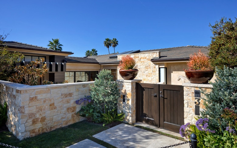 Căn biệt thự trông bên ngoài không xa hoa nhưng bên trong vô cùng lộng lẫy.