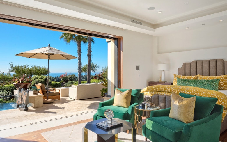 Không gian tràn ngập ánh sáng.